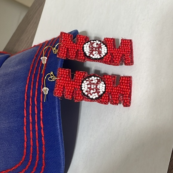🎉⚾️ NEW MOM Baseball Beaded Earrings - Picture 3 of 3